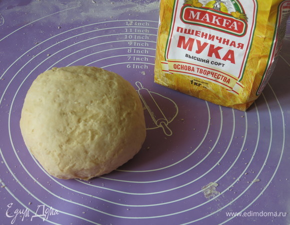 Замешиваем тесто, заворачиваем пленкой и кладем в холодильник созревать.