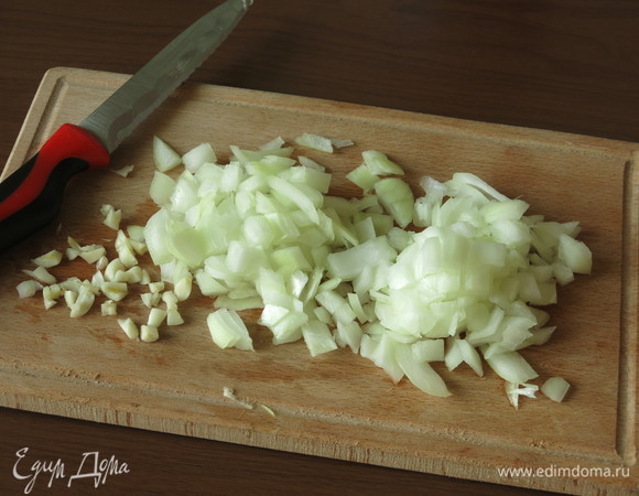Нарезаем лук и чеснок.