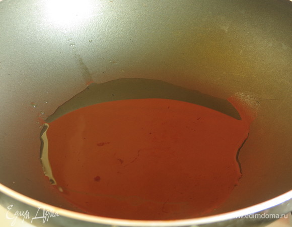 Раскаляем масло оливковое для жарки.