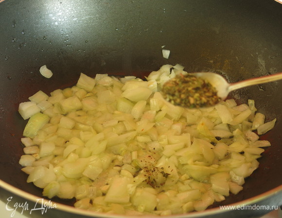 Обжариваем лук с ложкой итальянских трав.
