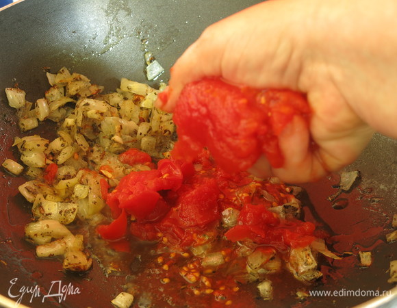 Выжимаем томаты без шкурки. Можно воспользоваться толкушкой для картошки, а можно просто руками.