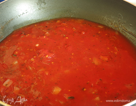 Заливаем томатным соком. Если используете томаты очищенные без сока, то необходим добавить еще томатную пасту.