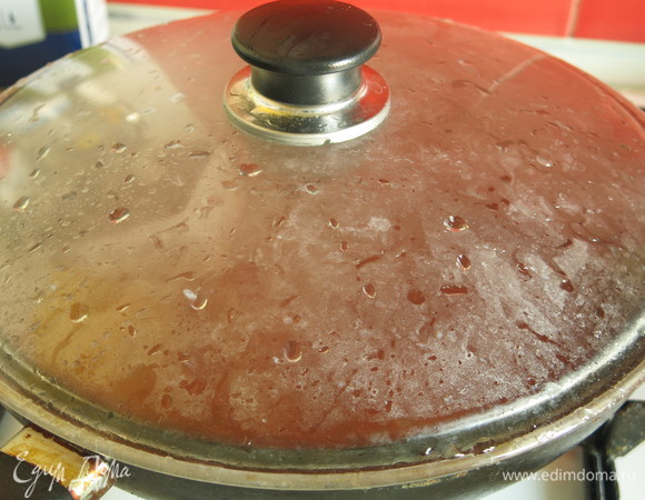 Закрываем крышкой и оставляем минимум на 45 минут на слабом огне, периодически помешиваем. У меня соус готовился 1 час 10 минут.