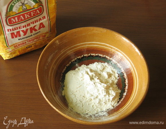 Готовим бешамель. Просеиваем муку.