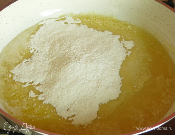 Кладем муку в масло.