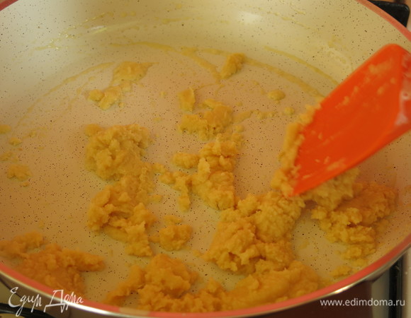 Быстро перемешиваем, прогреваем до розового цвета.