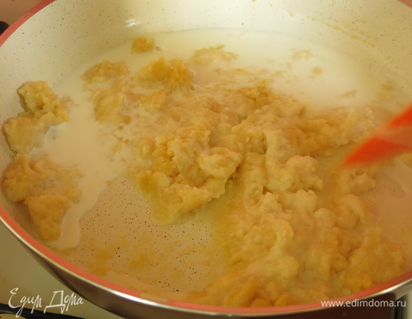 Вливаем 50–100 мл молока, перемешиваем.