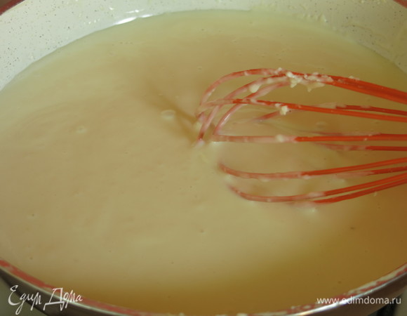 Добавляем оставшееся молоко, продолжаем перемешивать и прогреваем 5 минут.