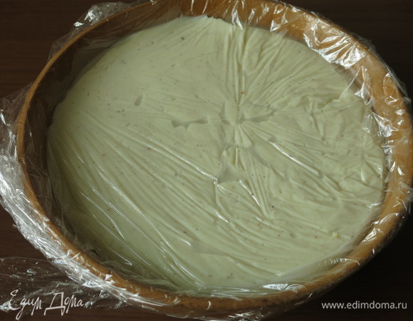 Снимаем соус с огня, переливаем в миску и накрываем пленкой, даем остыть.