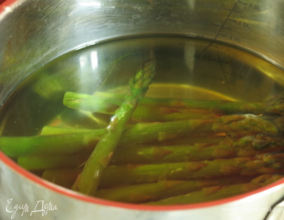 Отвариваем спаржу 3 минуты в кипящей воде.