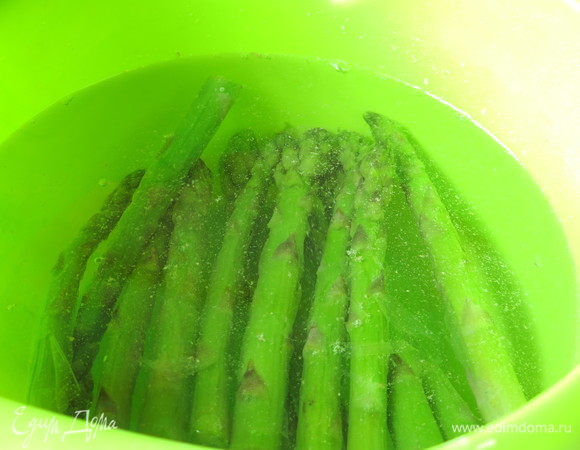 Для сохранения цвета кладем спаржу в холодную воду. После остывания вынимаем.
