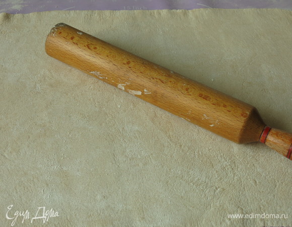 Раскатываем пасту в прямоугольник, посыпаем мукой.