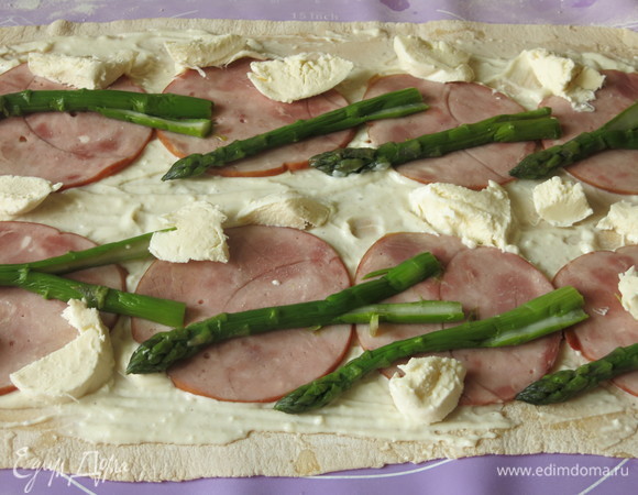 Сверху — спаржу и кусочки моцареллы. Спаржу чуть подрезала у основания для удобства сворачивания рулета — так более плотно получается свернуть.