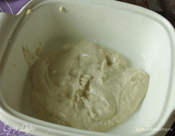 На дно формы, смазанной маслом, выкладываем соус бешамель.