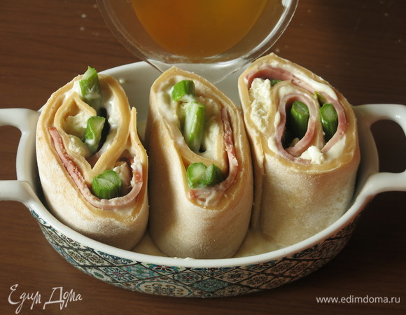 У меня две формы. Наливаем в каждую аккуратно бульон (использовала кубики коричневого бульона).