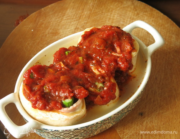 Достаем, сверху кладем соус маринара — по 2 ложки на рулет. Можно полностью закрыть соусом маринара рулеты (подобрать более глубокую форму), я разделила соус: часть его запекается, часть подается с готовой пастой.