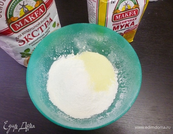 Смешать в миске семолину и два вида муки MAKFA: пшеничную и «Экстра». Добавить соль, сахар. В отдельной чашке развести в воде дрожжи с чайной ложкой оливкового масла.