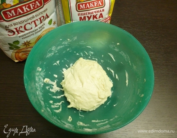 Влить воду с дрожжами и остатки оливкового масла в муку и замесить мягкое тесто. Оставить под пленкой на 1 час подойти в теплом месте. Обмять тесто и отделить кусок для пиццы. Из теста, приготовленного из указанного количества ингредиентов, получается две пиццы диаметром 20–23 см.