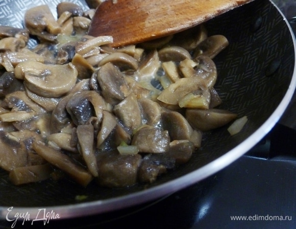 Пока тесто поднимается, приготовить начинку. Такая пицца — идеальное решение для тех, у кого разные вкусы. Начинку можно подобрать для каждого. Я, например, спросила у всех домашних, кто с чем хочет пиццу, и постаралась всем угодить. Первая начинка — это шампиньоны, обжаренные с луком. При обжарке я их немного сбрызнула соевым соусом.