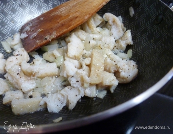 Вторая начинка — это обжаренная куриная грудка с луком. Посыпать прованскими травами.