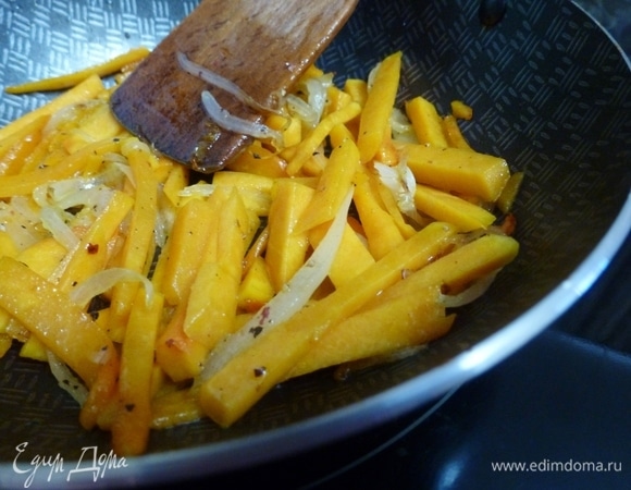 Третья начинка — это обжаренная с луком тыква. Моя любимая тыковка) Это моя начинка.