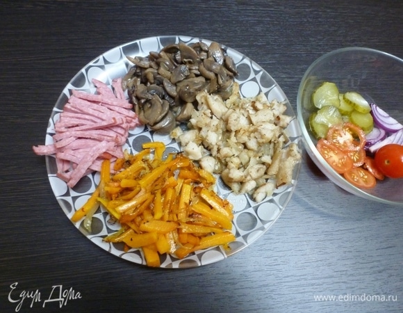 Четвертая начинка — это салями, нарезанная соломкой. Пятая начинка — то, из чего чаще всего мы готовим пиццу: помидоры, маринованный огурчик, лук.