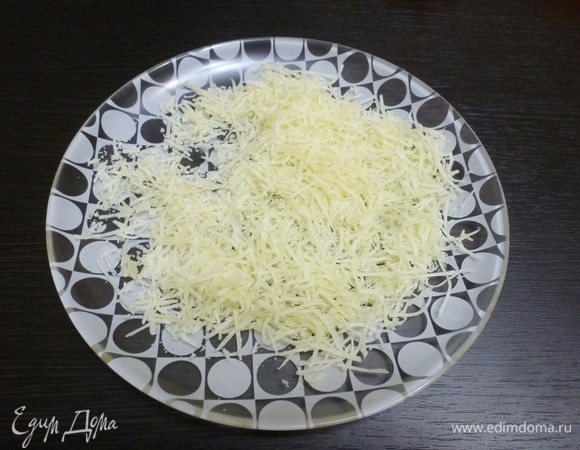 Твердый сыр натереть на терке.