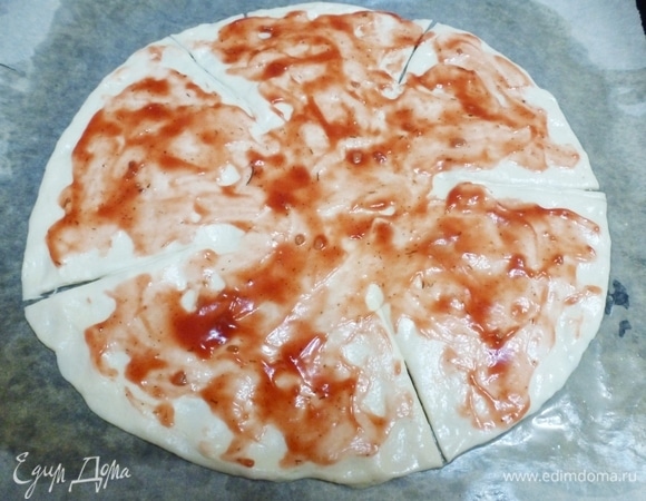 Смазать лепешку томатным соусом.