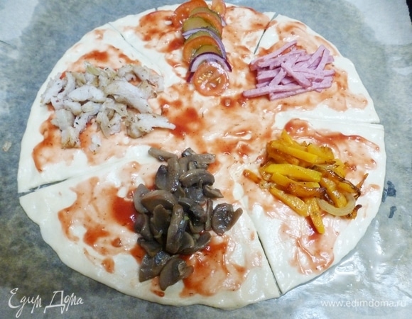 Между разрезами распределить приготовленную начинку. Для каждого луча — свою. Начинку выкладывайте на середину.