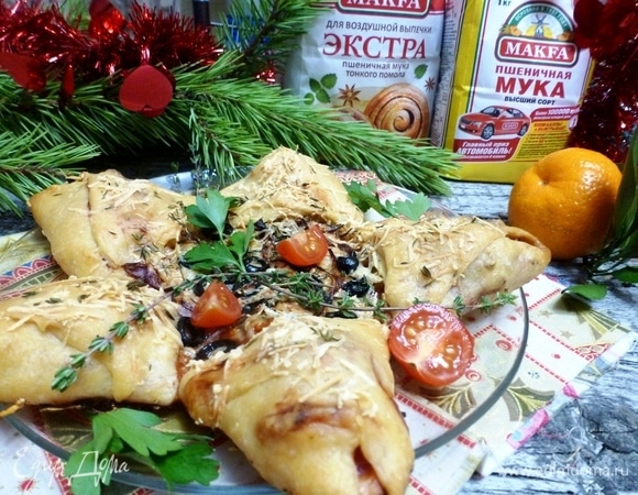 Разогреть духовку до 200°C. Запекать пиццу 20 минут.