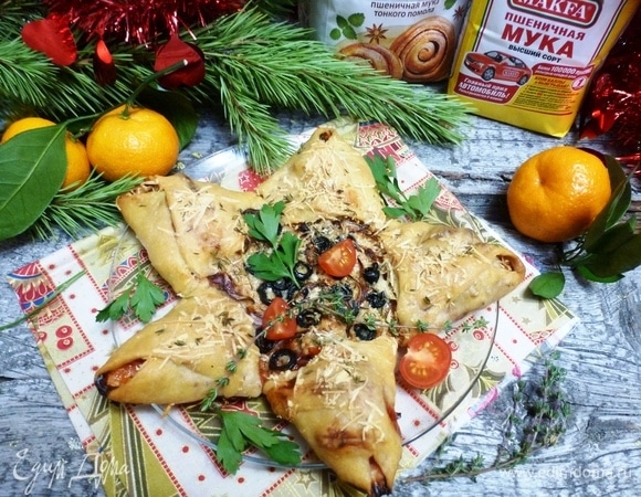 Останется только разрезать пиццу и положить каждому по «лучику звезды» со своей начинкой.