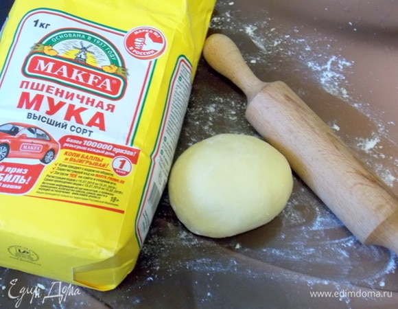 Тесто нужно месить не менее 15 минут, надавливая ладонью от себя, складывая его пополам и поворачивая по кругу. Тесто должно стать эластичным, мягким и как будто с пузыриками внутри.