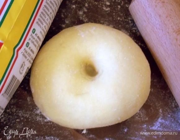 Чтобы проверить, правильно ли замешено тесто, проткните середину теста пальцем. Если к пальцу не липнет тесто, а само тесто не трескается, — тесто «правильное». Положить его в пакет и оставить при комнатной температуре.