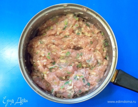 Смешаем фарш, нарезанный лук, яйцо, соль и тертый сыр.