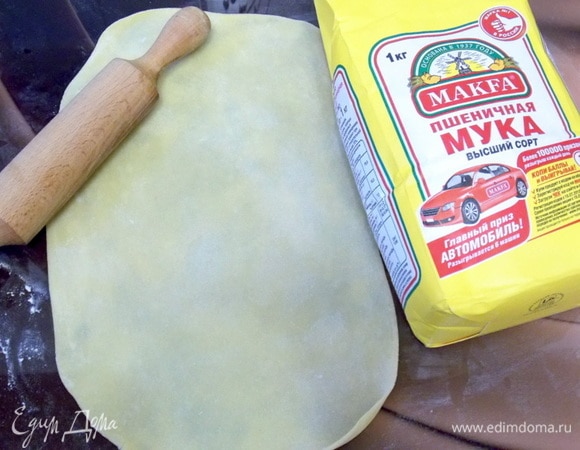 Посыпать стол мукой и раскатать тесто в прямоугольник толщиной 1–2 мм.