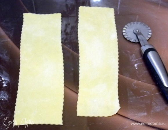 Нарезать тесто на полосы лазаньи. Это очень удобно делать роликом для пиццы.