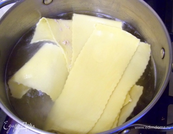 Вскипятить воду, посолить и варить листы 1–2 минуты. Слить воду.