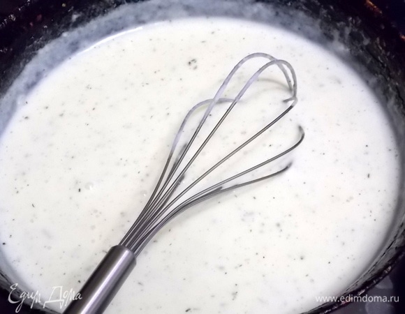 Разогреть сковороду, положить масло и растопить. Всыпать муку и обжарить, помешивая, до золотистого цвета. Смешать сливки и молоко, подогреть и влить в муку. Варить, помешивая, в течение 10 минут.