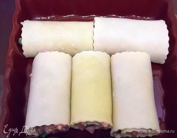 Смазать дно формы маслом и соусом. Выложить лазанью.