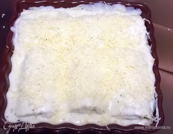 Сверху посыпать тертым сыром.