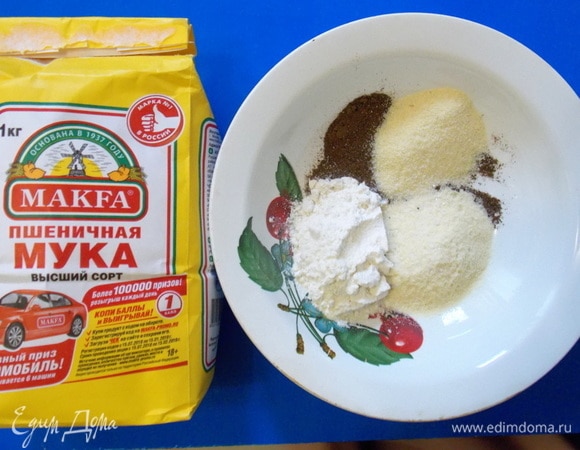 Смешать муку пшеничную MAKFA, муку сорта «Дурум», семолину, соль и грибной порошок (перемолотые сушеные грибы). Я его делаю с осени, перемалывая сушенные в духовке грибы. Он прекрасно хранится в закрытой банке до 2 лет.