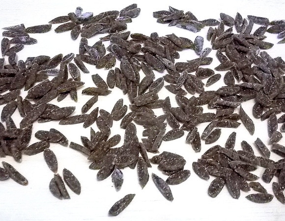 Разделить тесто на маленькие порции и скатать в тонкие жгуты. Нарезать их наискосок. Они должны быть размером с крупный длинный рис. Дать немного подсохнуть.