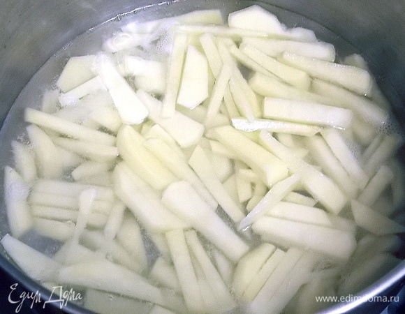 Вскипятить бульон, посолить и положить нарезанный соломкой картофель, варить в течение 5 минут.