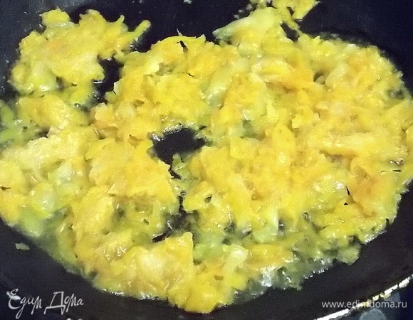 Морковь натереть на крупной терке, лук нарезать. Обжарить на горячем масле до мягкости.