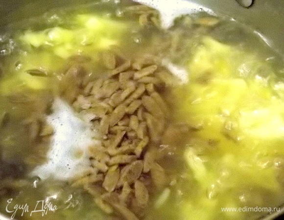 Всыпьте в бульон пасту орзо и зажарку. Перемешать, положить лавровый лист, грибной порошок и варить до готовности примерно 8–12 минут.