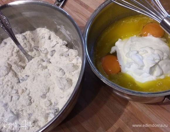 В отдельной миске взбить венчиком яйца с растопленным и охлажденным сливочным маслом и йогуртом. Я добавила 3 капли ромовой эссенции. Сухие ингредиенты смешать между собой.