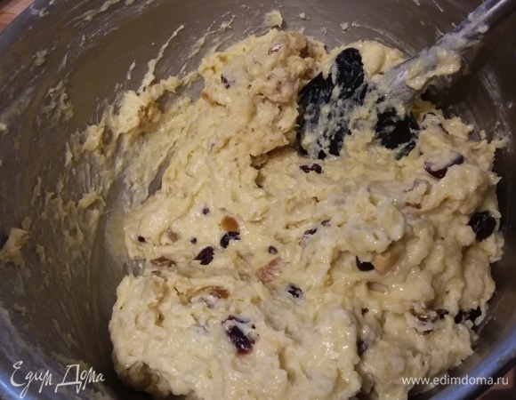 Смешать сухие и влажные ингредиенты ложкой. Получится довольно липкое тесто.