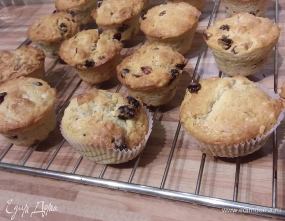 Выпекать в заранее разогретой до 180°C духовке около 20 минут. Тест на сухую палочку подскажет о готовности выпечки. Охладить на решетке.