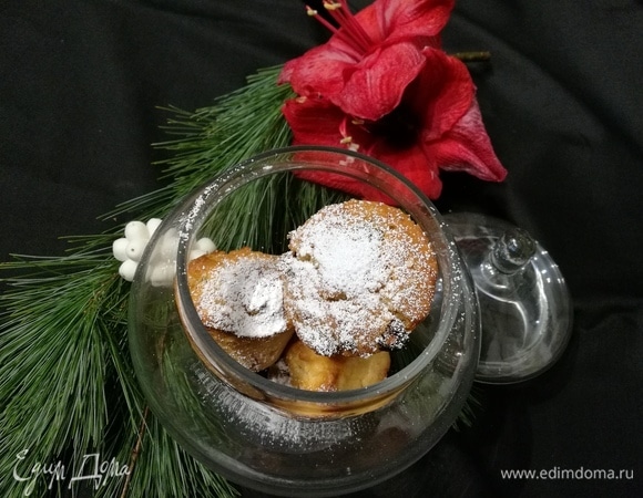 По желанию посыпать сахарной пудрой. Обязательно отведайте свежий штоллен, его корочка аппетитно хрустит!