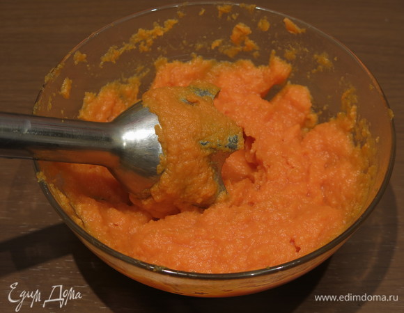 Батат к этому времени остыл, снимаем кожицу, пюрируем.